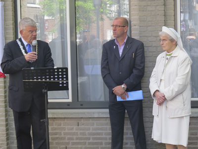 872121 Afbeelding van burgemeester Jan van Zanen, Fred Nuwenhuis van de werkgroep Directe Voorzieningen van de gemeente ...